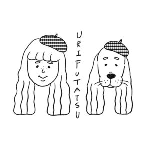 ベレー帽を被ったうりふたつな髪の長い女の子と犬
