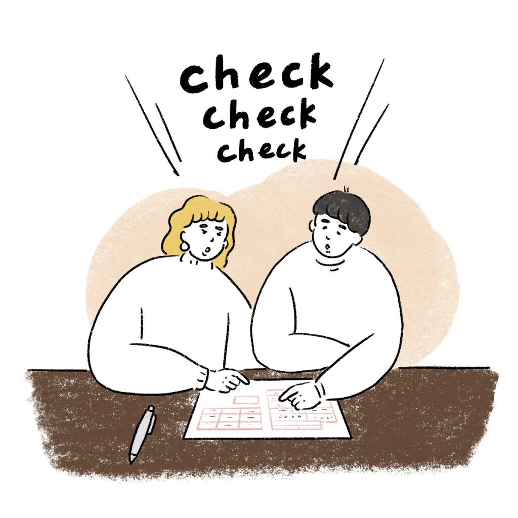 婚姻届に間違いがないか確認をしているカップル